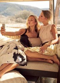 Тейлор Свифт и Карли Клосс в фотосессии для Vogue