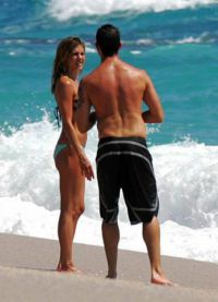 Дженнифер Энистон на пляже с супругом