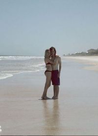 Чендлер Риггз с девушкой на пляже