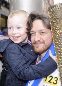 Джеймс Макэвой и его сын Брэндон несут Олимпийский огонь в Великобритании