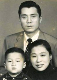 маленький Джеки Чан с родителями