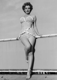Мэрилин Монро в традиционном для Голливуда купальнике