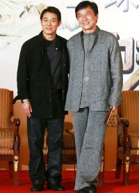 на фоне Джета Ли Джеки Чан выглядит высоким