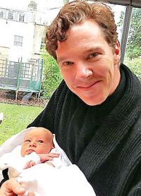 первое трогательное фото Бенедикта Камбербэтча с новорожденным сыном