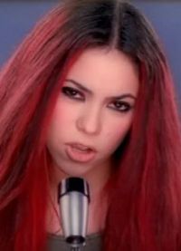 Шакира сменила черные волосы на кроваво-красные