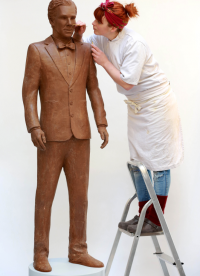 Скульптура Бенедикта Камбербэтча в полный рост из шоколада
