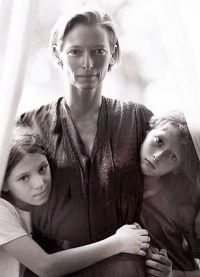 Тильда Суинтон - фото с детьми