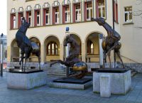 Современный памятник три лошади