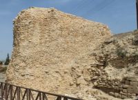 Остатки городской стены в Аматусе