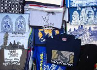 На рынках Камбоджи можно купить стильные футболки