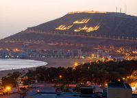 Ночью освещается гора, на которой написан девиз Марокко Аллах, Родина, Король