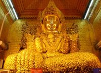 Статуя Будды в пагоде Махамуни вся покрыта листочками сусального золота
