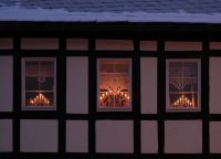 Новогодние светильники на окно в виде свечей9