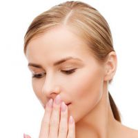 кислый запах изо рта причины и лечение