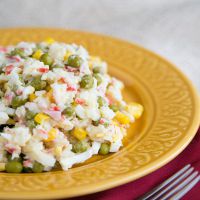 Кукурузный салат с крабовыми палочками и рисом