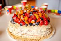 как украсить торт замороженными фруктами 4