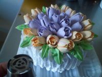 как украсить торт тюльпанами из крема 2