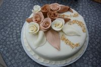 торт украшенный розами из мастики 3