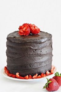 Как красиво украсить шоколадный торт клубникой 2