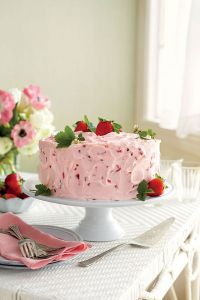 Как красиво украсить торт клубникой в домашних условиях 2