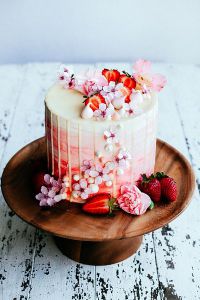 Как красиво украсить торт клубникой в домашних условиях 4