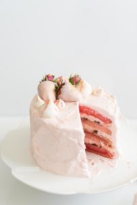Как красиво украсить торт клубникой в домашних условиях 5