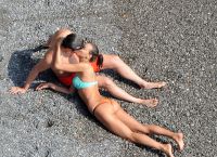 Ирина Шейк и ее возлюбленный на пляже в Италии