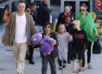 Семейство Джоли-Питт на прогулке с детьми
