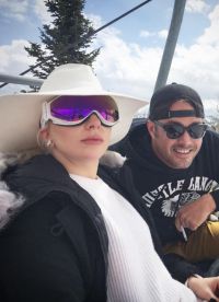 29-летняя Леди Гага днем наслаждалась катанием на лыжах и свежим горным воздухом