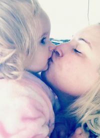 Фото Виктории Бекхэм, целующей свою дочь в губы, подверглось критике