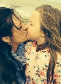 Мамы устроили флешмоб в защиту Виктории Бекхэм, поцеловавшей дочь