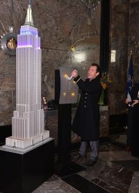 Джуд Лоу торжественно зажег подсветку на небоскребе Empire State Building