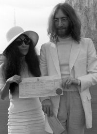 Джон Леннон и Йоко Оно поженились в 1969 года на Гибралтаре