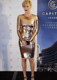 Актриса в облегающем платье полностью расшитом золотыми блестками