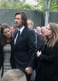 Керри с дочерью Джейн на похоронах Уайт