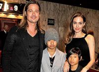 Анджелина Джоли, Брэд Питт с сыновьями 