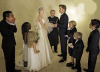 На свадьбе присутствовал священник и шестеро детей Джоли и Питта