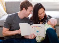 Основатель сети Facebook читает 2-недельной Макс книги