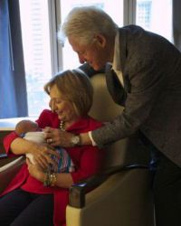 Клинтоны с нетерпением ждут встречи с внуком или внучкой  
