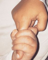 Ким выложила в интернет снимок, на котором новорожденный сын Сэйнт держит за пал