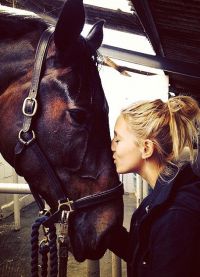 Красавица обожает лошадей!