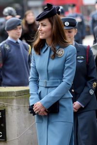 Кэтрин в голубом пальто Alexander McQueen и черной шляпке Lock & Co