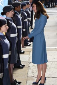 Жена принца Уильяма доброжелательно общается с кадетами 