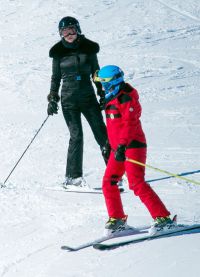 Кейт и Николай катаются на лыжах
