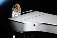 Леди Гага растрогала зрительный зал «Оскара» своим номером