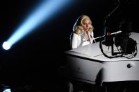 Гага пела проникновенно и сама чуть не расплакалась
