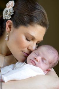 На фото Виктория с новорожденной Эстель