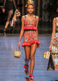Босоножки на модели на показе весенне-летней коллекции Dolce&Gabbana, который пр