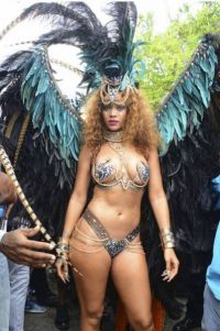 Рианна ежегодно принимает участие в карнавале на острове Барбадос. Фото 2015 год