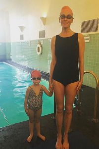 Ума Турман с дочкой из бассейна